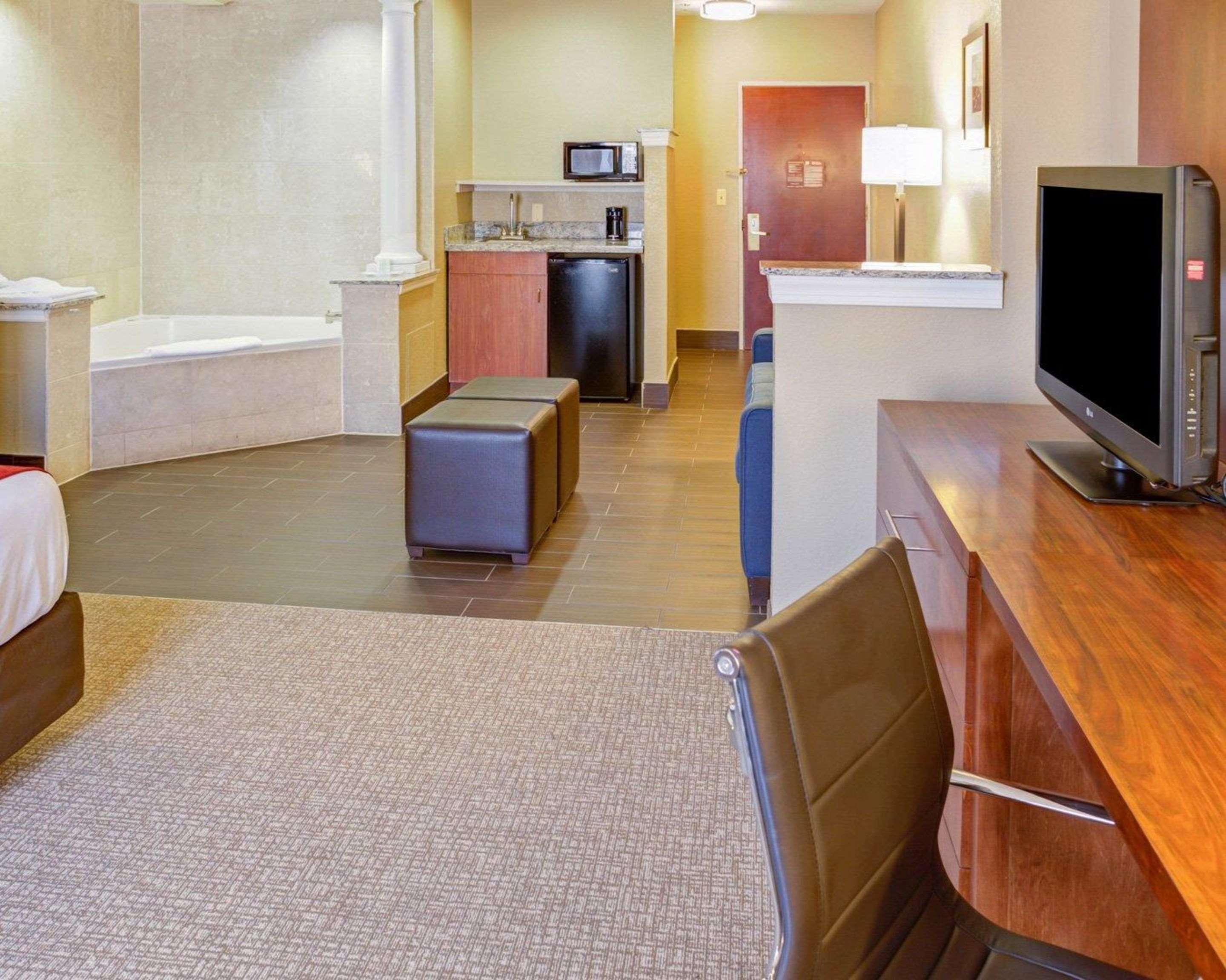 Comfort Suites Newark - Harrison Exterior photo